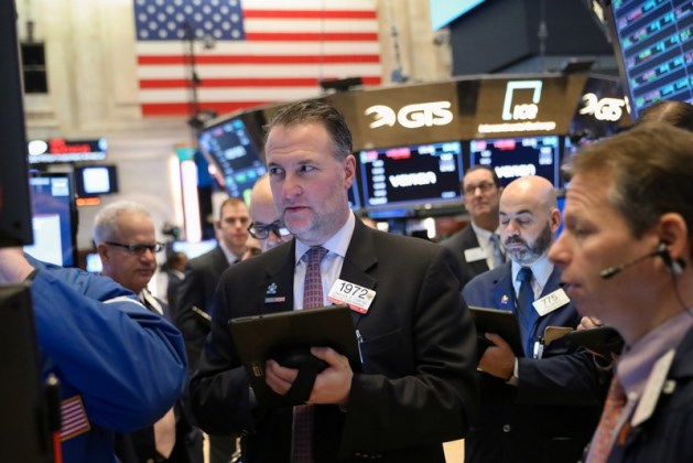 Dow Jones rớt hơn 400 điểm do lo ngại về tác động của dịch COVID-19 đối với kinh tế Mỹ