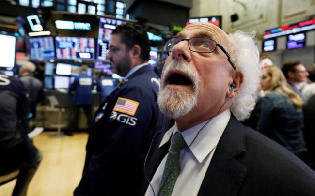 Cơn sóng bán tháo quay trở lại với Phố Wall, cổ phiếu công nghệ đồng loạt lao dốc, Dow Jones có lúc mất gần 400 điểm