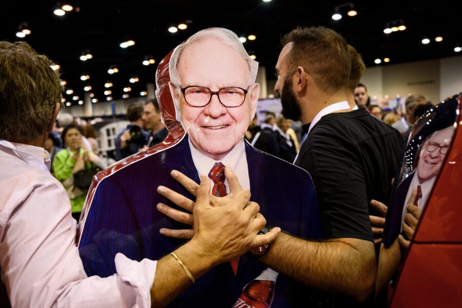 Warren Buffett đã biến Berkshire Hathaway thành cỗ máy kiếm tiền như thế nào?