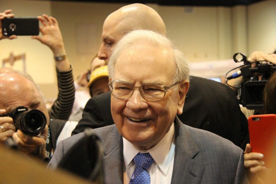 Lời khuyên của Warren Buffett cho câu hỏi "Có nên mua cổ phiếu bây giờ hay không"?
