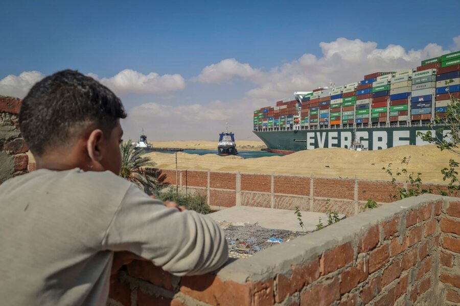 Hệ lụy toàn cầu từ vụ kẹt tàu ở kênh đào Suez